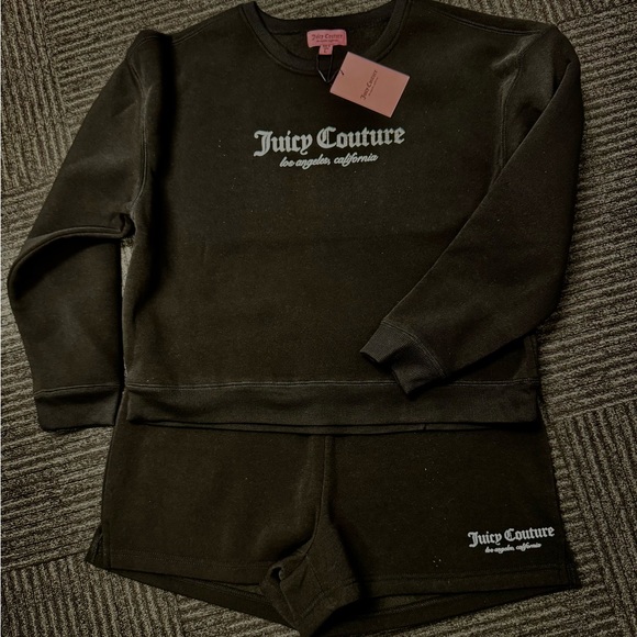 𝐉𝐮𝐢𝐜𝐲 𝐂𝐨𝐮𝐭𝐮𝐫𝐞 🫐 𝐁𝐥𝐚𝐜𝐤 𝐋𝐨𝐠𝐨 𝐒𝐰𝐞𝐚𝐭𝐬𝐡𝐢𝐫𝐭 𝐒𝐡𝐨𝐫𝐭𝐬 2-Piece 𝐒𝐞𝐭 𝐍𝐰𝐭 - Picture 2 of 9